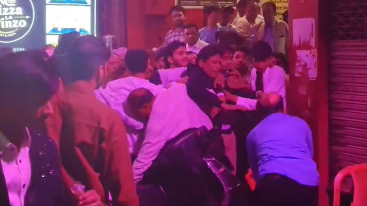 groom and bride families clashed over the issue of neg punches and chairs in wedding firozabad police investigate case