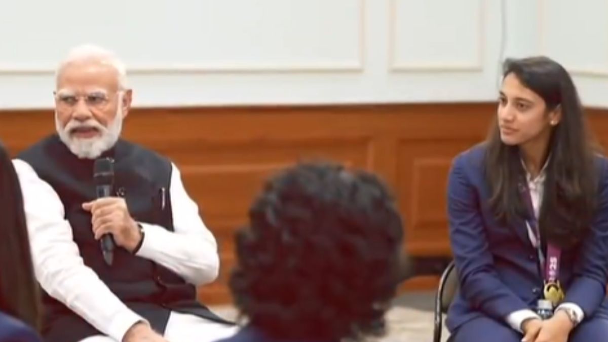 pm modi chat with victorious indian women cricket team video goes viral