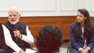 VIDEO: 'जय श्री राम, पॉकेट में बॉल...', देखें PM Modi ने वर्ल्ड चैंपियन बेटियों से क्या
