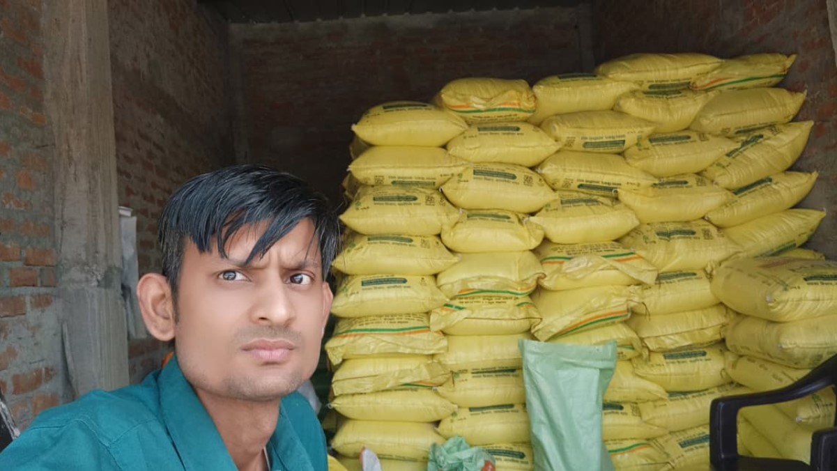 mirzapur agriculture officer poses as farmer uncovers fertilizer overpricing