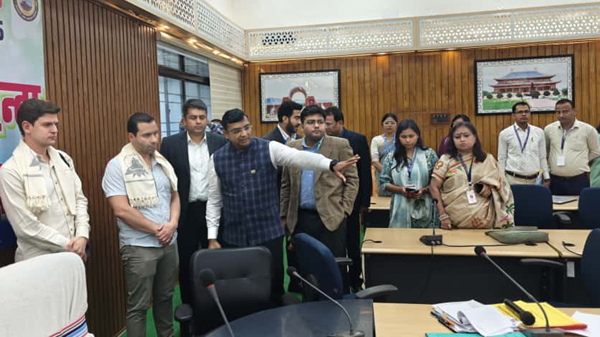 bihar elections 2025 14 delegates from 7 nations observe first phase voting