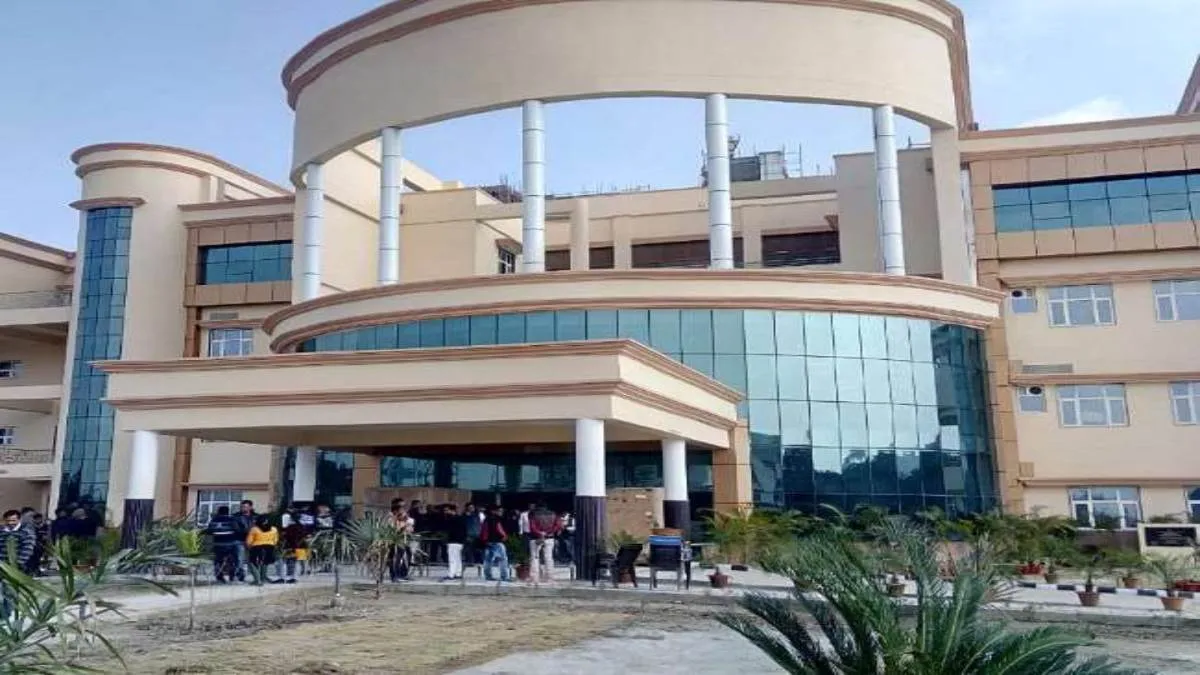 बिना पास के वार्डों में प्रवेश पर रोक, कुत्तों के आतंक से रोगियों को बचाने के लिए गार्डों को दिए गए ये निर्देश