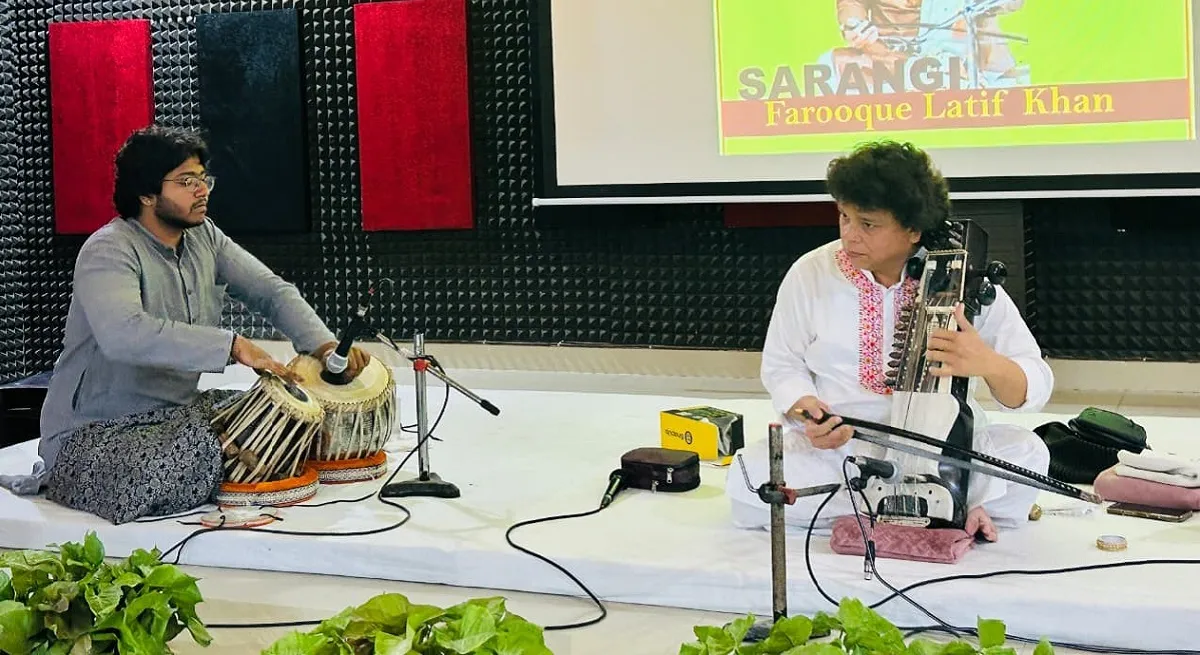 फारूक लतीफ खान की सारंगी व अनुराग झा के तबले की जुगलबंदी छिड़ी... तो रसिकों ने चखी भारतीय शास्त्रीय संगीत की मिठास
