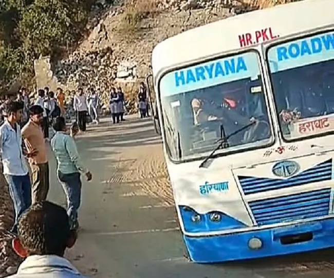 स्कूली बच्चों और यात्रियों की थमने लगी थीं सांसें, मच गई थी चीख-पुकार, शुक्र है बस गहरी खाई में गिरने से बच गई, मोरनी में बड़ा हादसा टला

