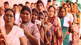 पटना के एक बूथ पर महिलाओं की कतार। जागरण