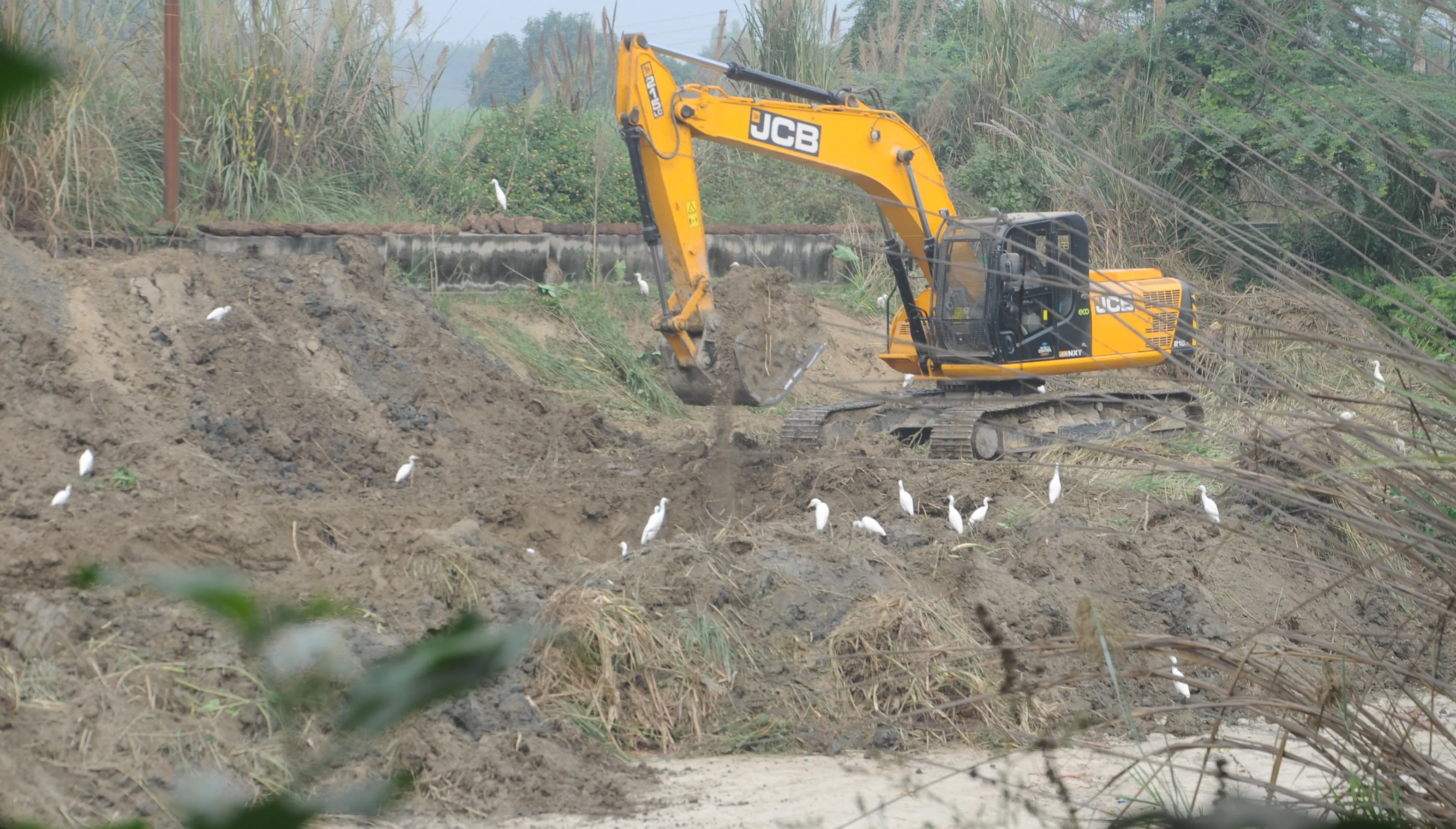 ध्वस्तीकरण से अलग यूपी में ये काम भी कर रहा है बुलडोजर, आते-जाते चुपचाप देख रहे लोग