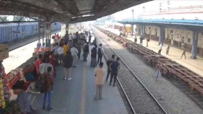 राजधानी एक्सप्रेस के सामने से आते ही ट्रैक पर लेट गया युवक, प्लेटफॉर्म पर गई चीख-पुकार और फिर...