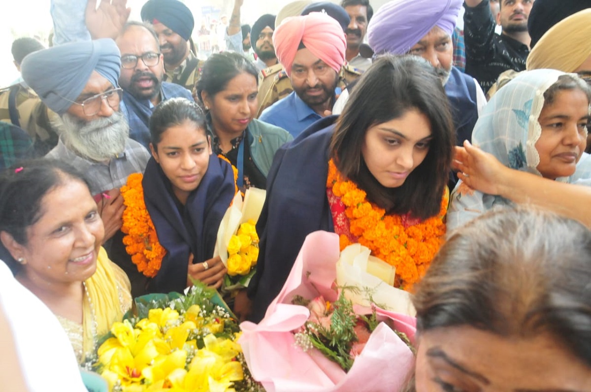 world champion cricketers amanjot kaur harleen arrive in chandigarh