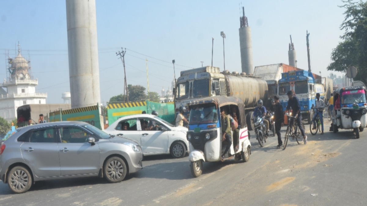 agra metro open cut on delhi highway near gurudwara guru ka tall cause traffic jam