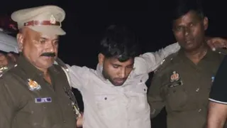 Kaushambi Police Encounter कौशांबी में मुठभेड़ के बाद पुलिस की गोली से घायल दुष्कर्म का आरोपित शाहनूर आलम। सौ. पुलिस मीडिया सेल
