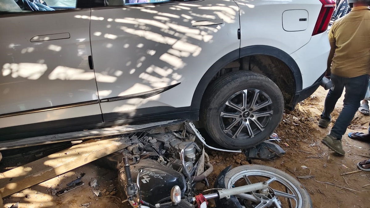 kaushambi road accident car kills bike rider two and one serious