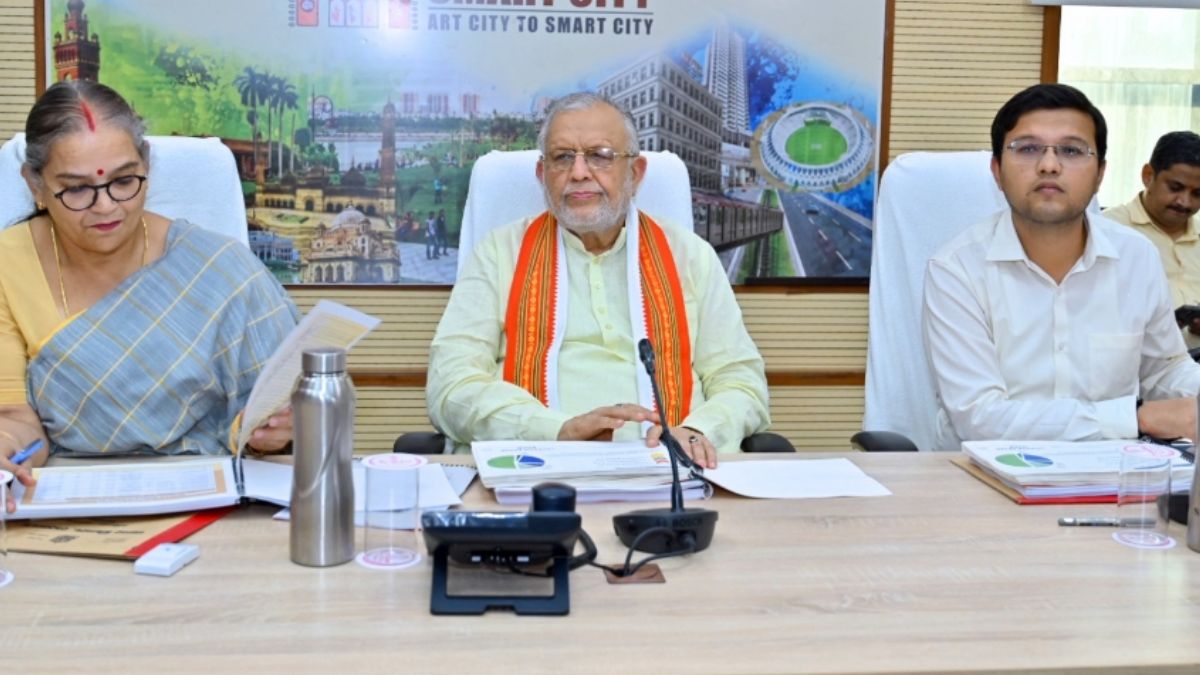 lucknow nagar nigam meeting hot talk between mayor sushma kharakwal and bjp mla yogesh shukla in presence of minister suresh kumar khanna