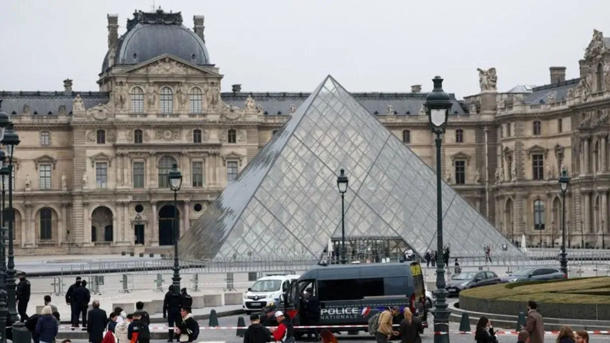 https://www.jagranimages.com/images/2025/11/07/article/image/Louvre-Museum-theft-1762503434476.jpg
