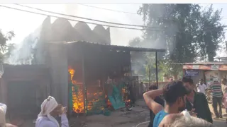 प्रयागराज में थरवई के पंडिला बाजार में शार्ट सर्किट से आभूषण और कपड़े की दुकान में लगी भीषण आग व जुटी भीड़। जागरण