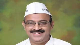 प्रयागराज के जिला न्यायालय में आत्मसमर्पण करने वाला ठगी का आरोपित पटाखा कारोबारी कादिर।