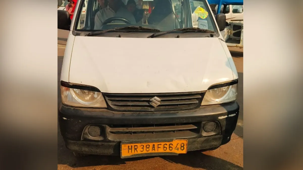 बिना परमिट चल रहे वाहनों पर मुख्यमंत्री उड़नदस्ता टीम की कार्रवाई, तीन बसों और एक कैब का किया चालान
