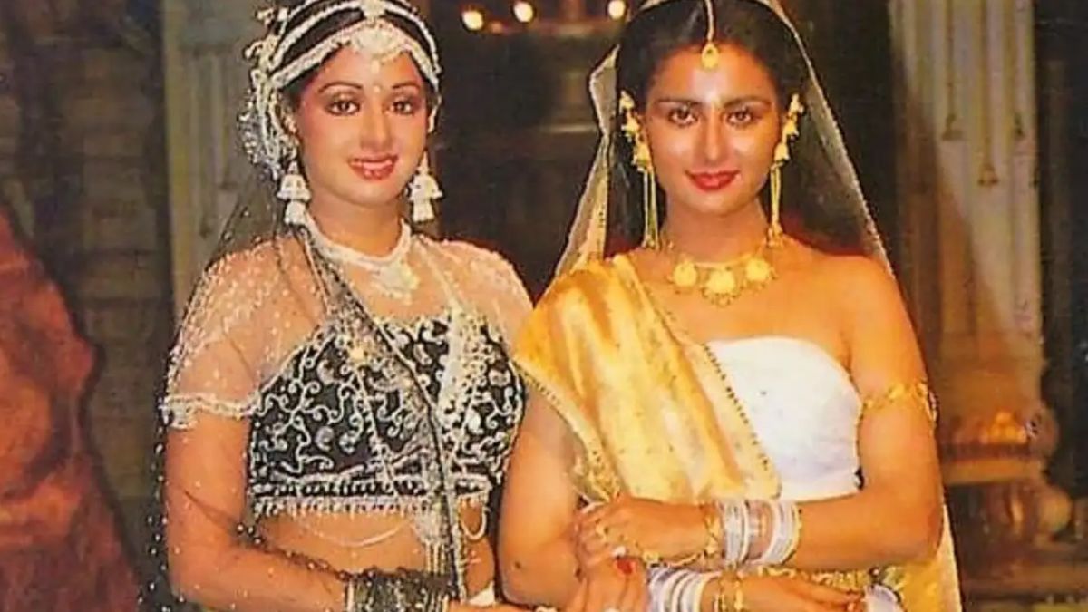 poonam dhillon introduces the culture of vanity van in bollywood