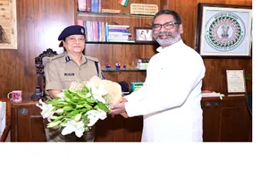 मुख्यमंत्री हेमंत सोरेन से मुलाकात करने पहुंचीं प्रभारी पुलिस महानिदेशक तदाशा मिश्रा।