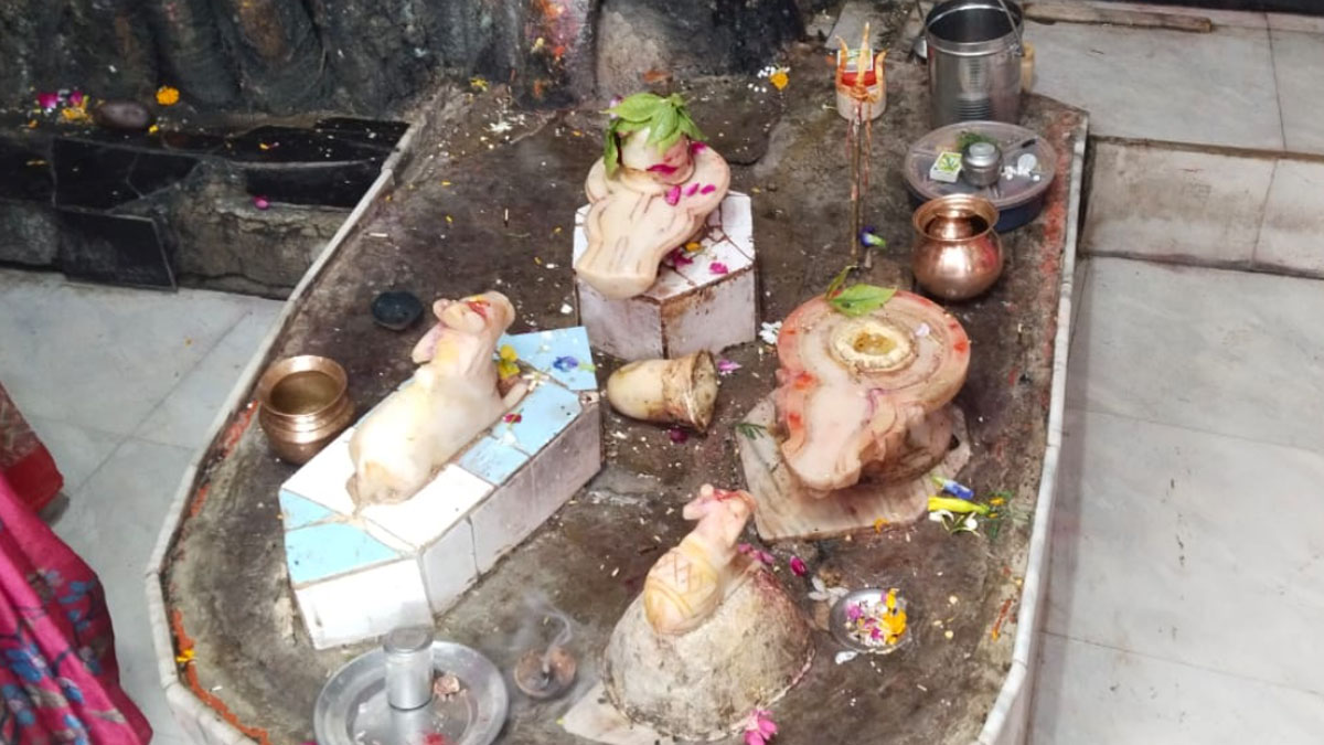 man wearing topi entered a temple kicked a shivalinga and broke it in hamirpur