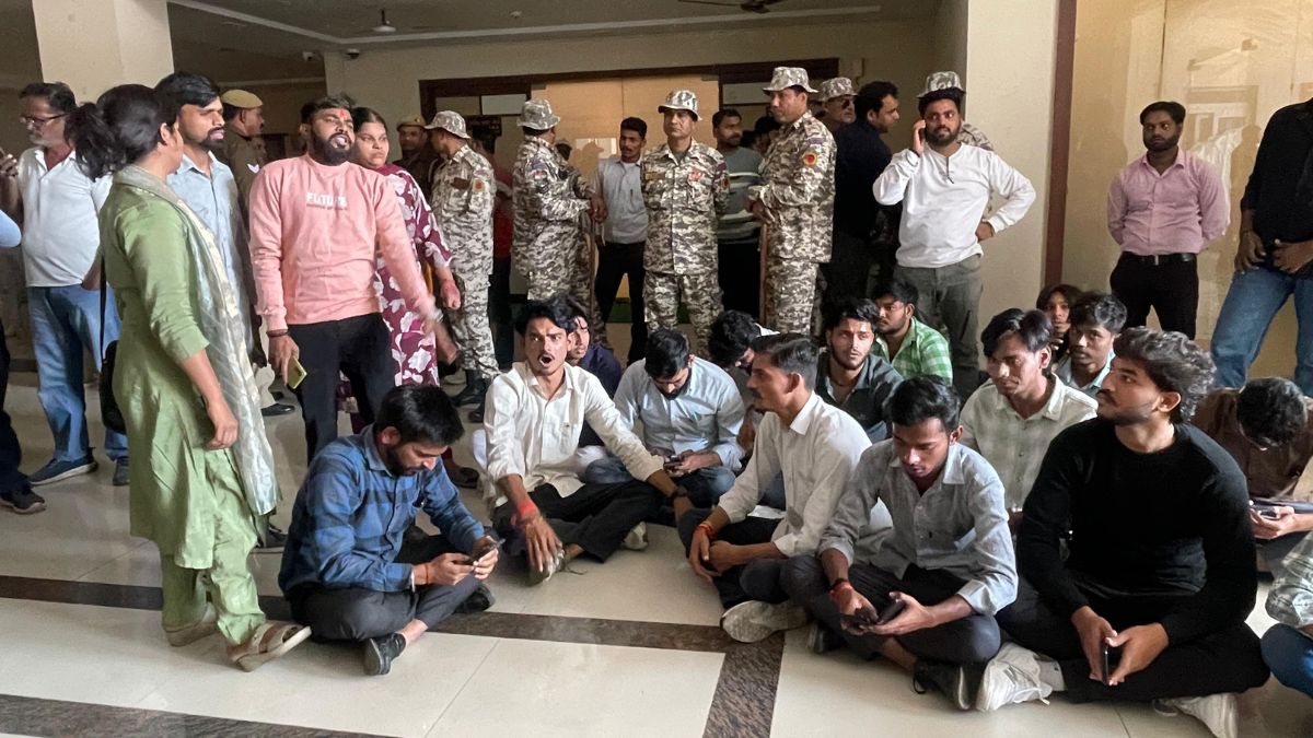 abvp workers create ruckus in bareilly municipal corporation push and shout at municipal commissioner