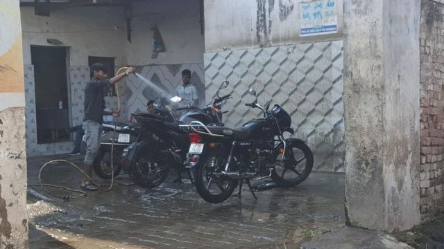 जल संरक्षण की खुलेआम अनदेखी, कार्रवाई के अभाव में वाशिंग सेंटर मनमानी पर उतारू
