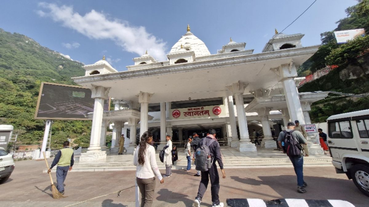 vaishno devi temple 11500 pilgrims visit amidst cold weather