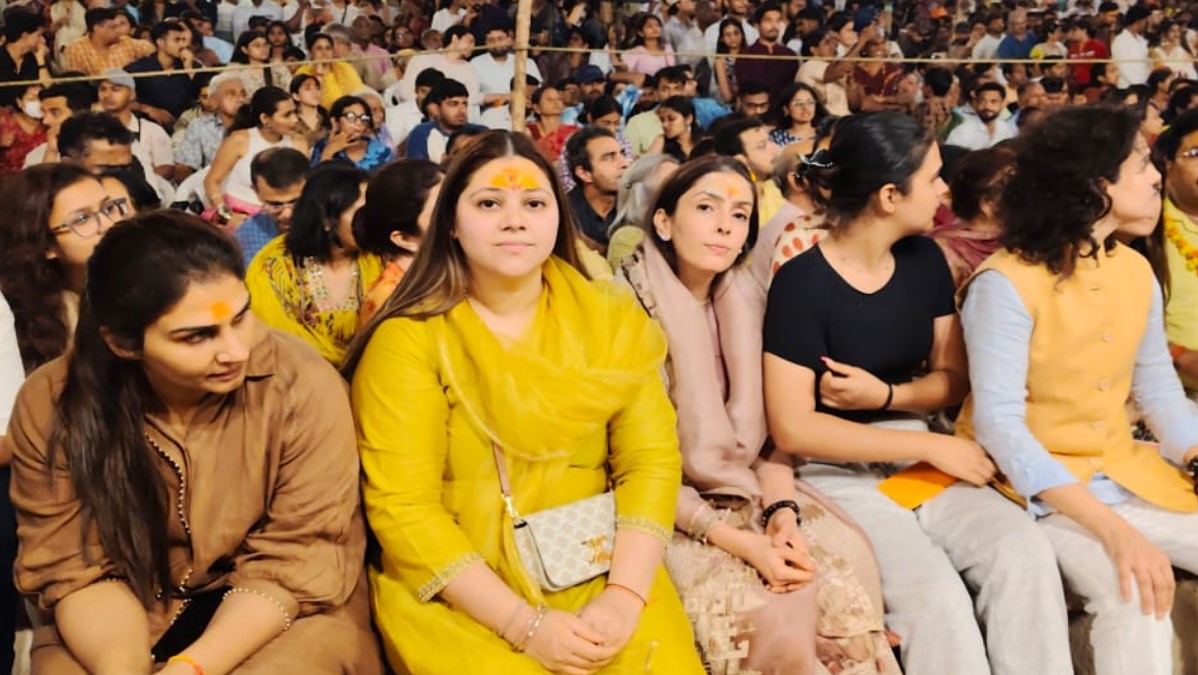 anushka yadav visits baba darbar prays for bihar election victory