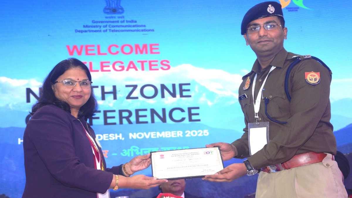 azamgarh police honored for recovering lost mobile phones