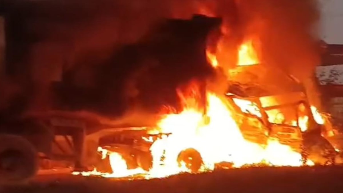 bhadohi dumper collision driver dies in fiery crash