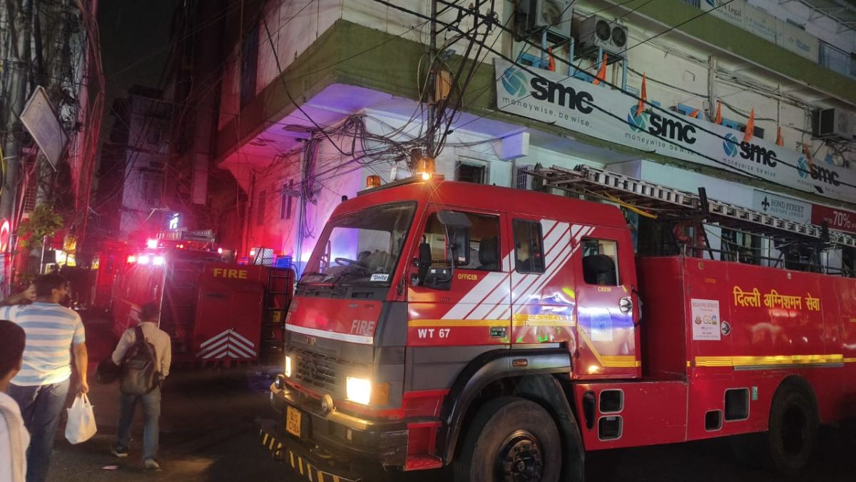 fire at daryaganj hotel in delhi seven fire tenders on spot