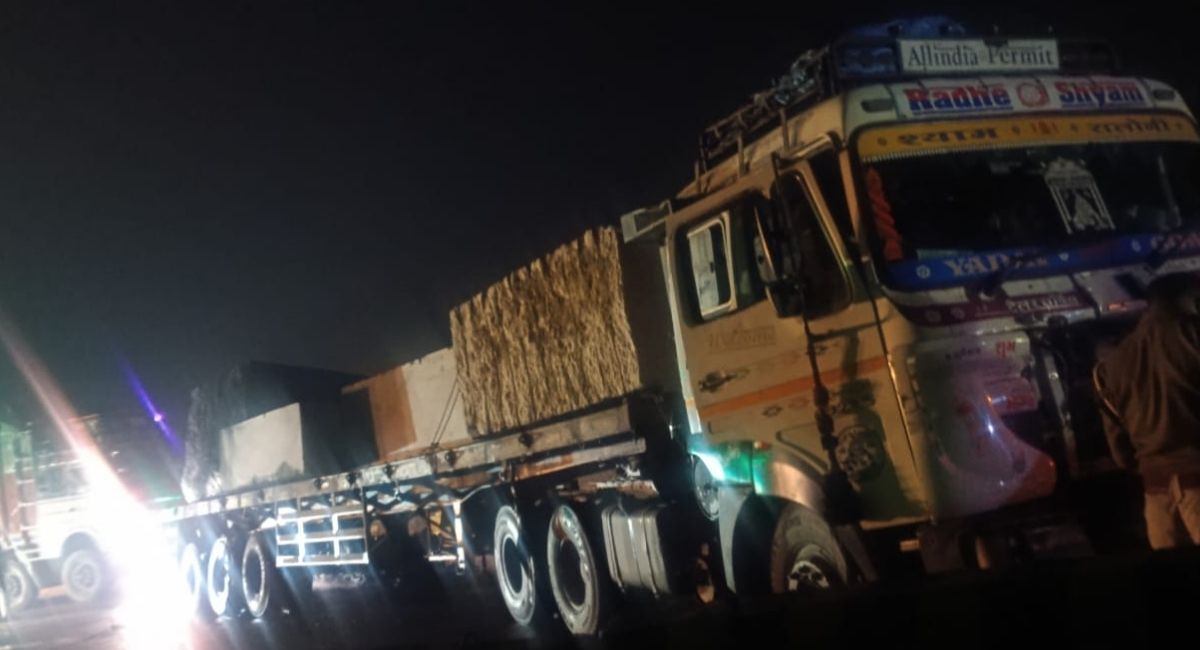 trailer fire on agra lucknow expressway causes massive traffic jam