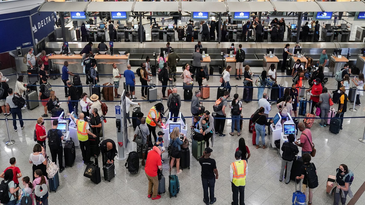 us shutdown impact flights halted at 40 airports including new york los angeles and chicago