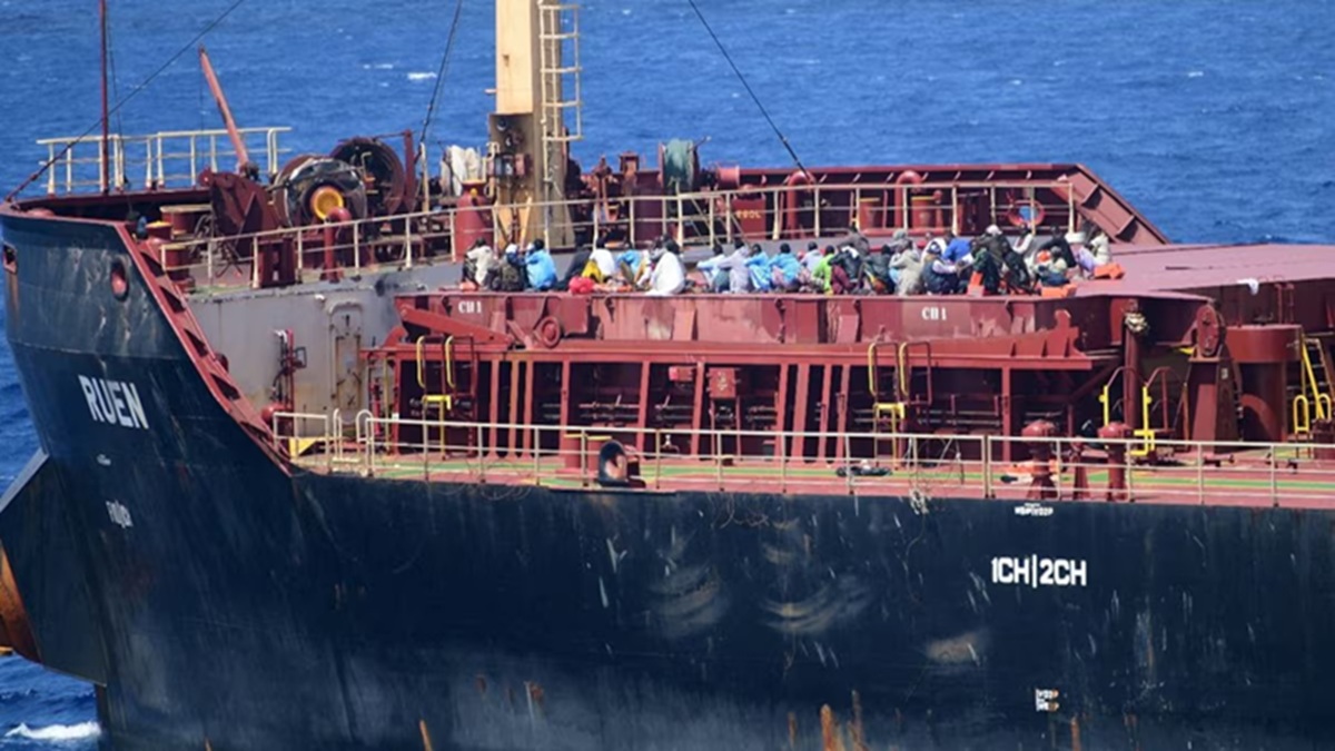 pirates attack ship travelling from india to south africa