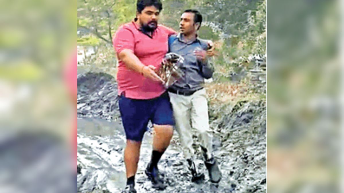 farmer leader forces irrigation employee into mud in muzaffarnagar