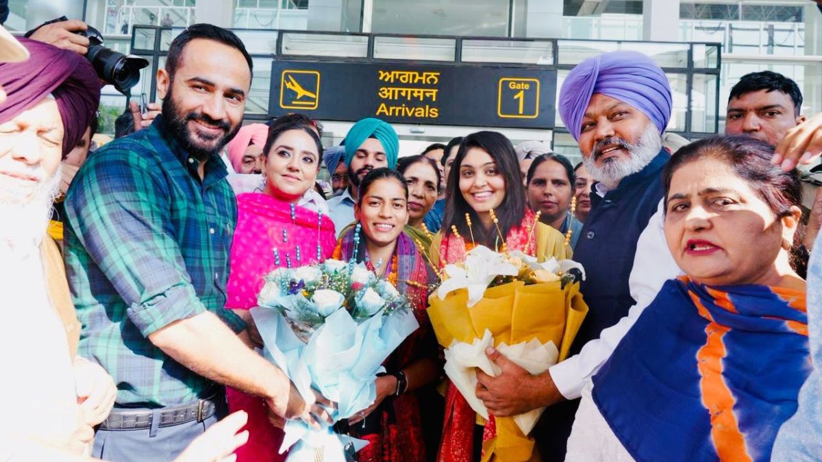 punjab government warmly welcomes harleen and amanjot in mohali bhangra dances to beat of drums