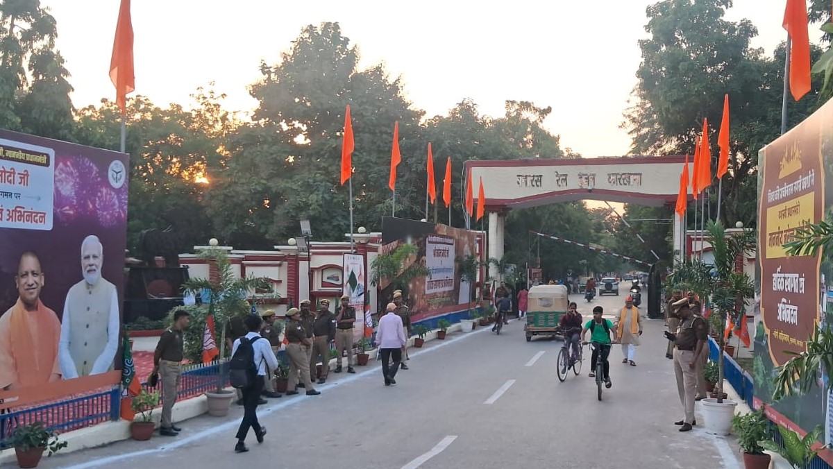 pm narendra modi varanasi visit flags 4 new vande bharat express trains on 8th november live updates lb