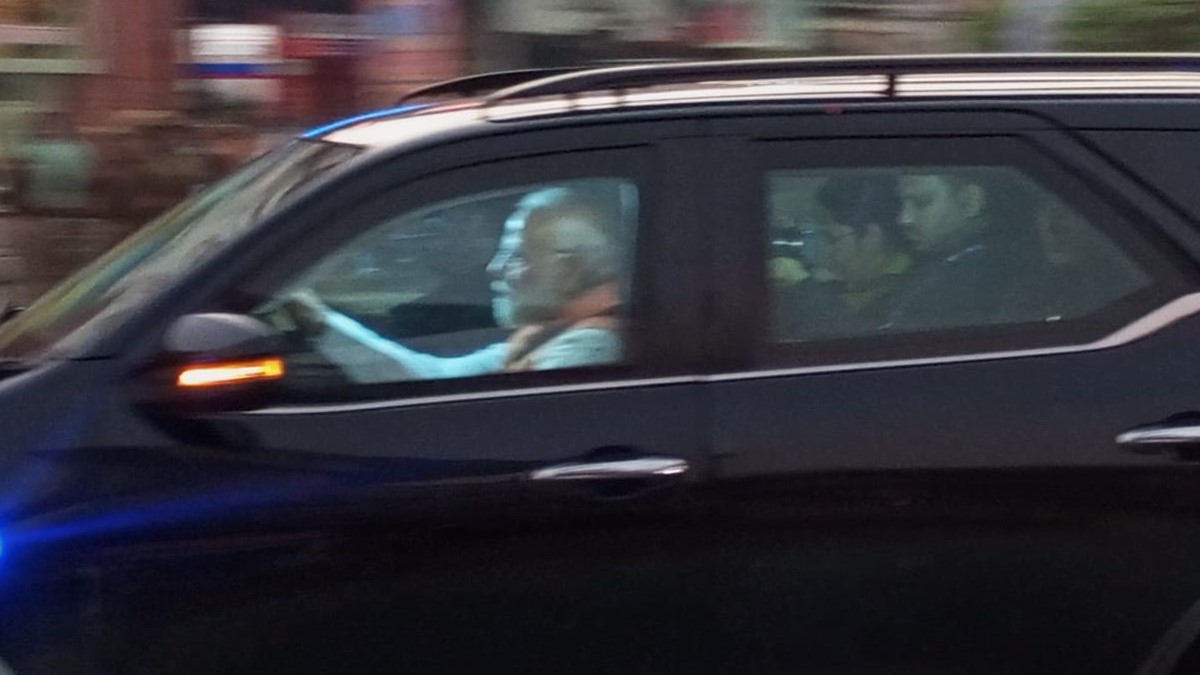 pm narendra modi varanasi visit flags 4 new vande bharat express trains on 8th november live updates lb