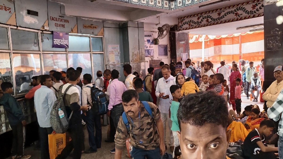 crowds increased in trains going to delhi and mumbai from muzaffarpur station