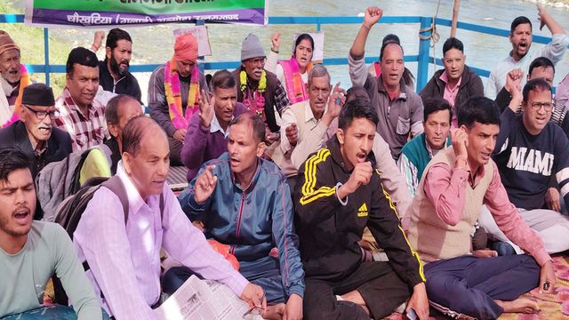 ऑपरेशन स्वास्थ्य आंदोलन 37वें दिन भी जारी, उत्तराखंड सरकार के खिलाफ जमकर नारेबाजी