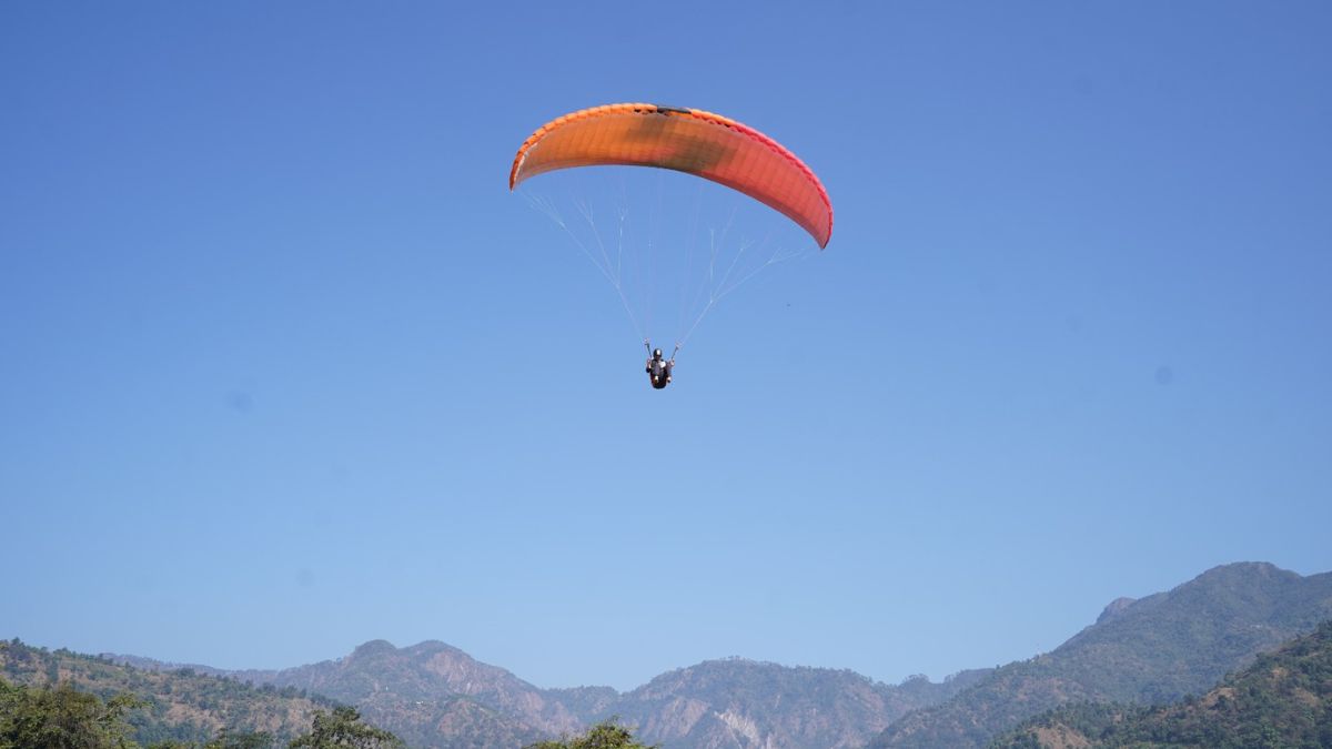 paragliding aero show on rajat jayanti uttarakhand at dehradun