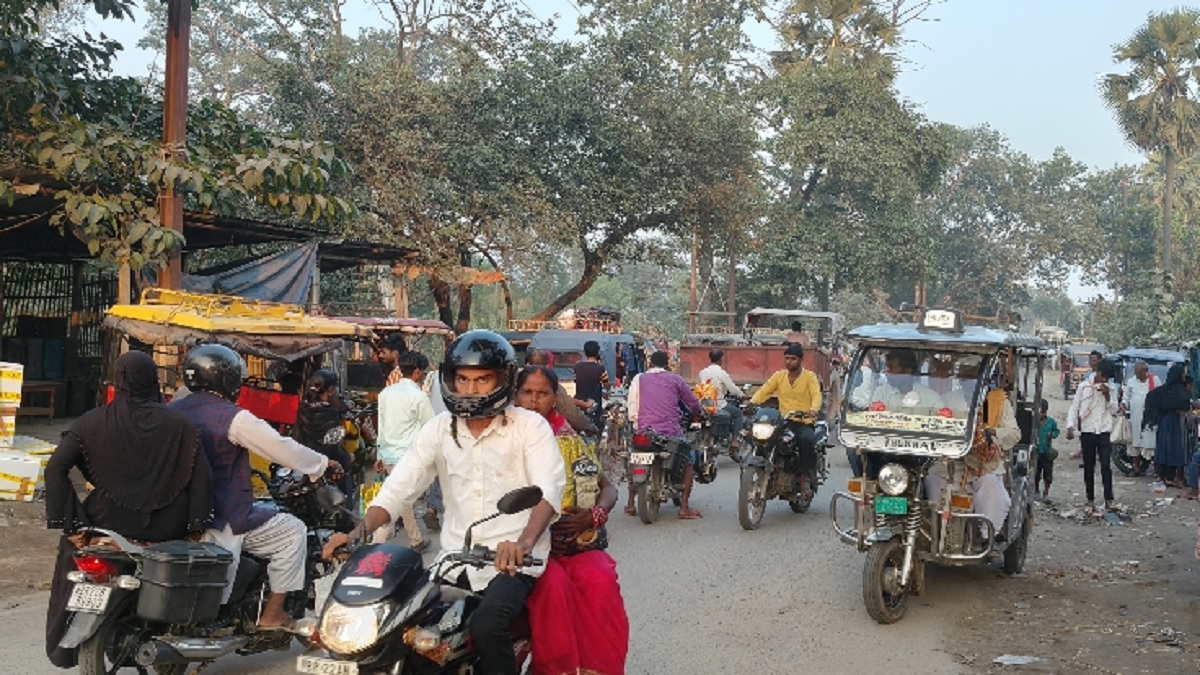 the lack of a permanent taxi stand in ramnagar west champaran has led to traffic jams