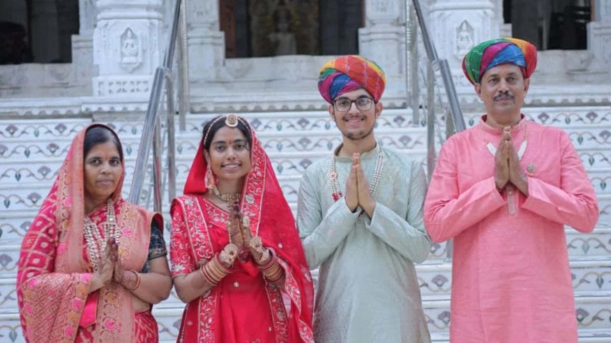 oswal family of narsinghpur will leave worldly life with assets worth rs 5 crore and will take jain initiation