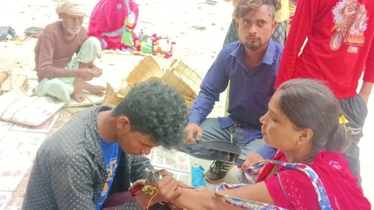 सीताद्वार मेले में उमड़ी श्रद्धालुओं की भीड़, लोगों में टैटू बनवाने की मची होड़