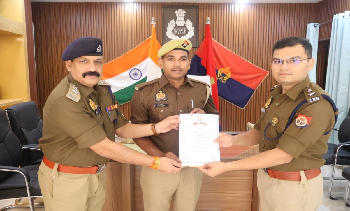 sonbhadra police officer sunil kumar rawat awarded for cyber crime efforts