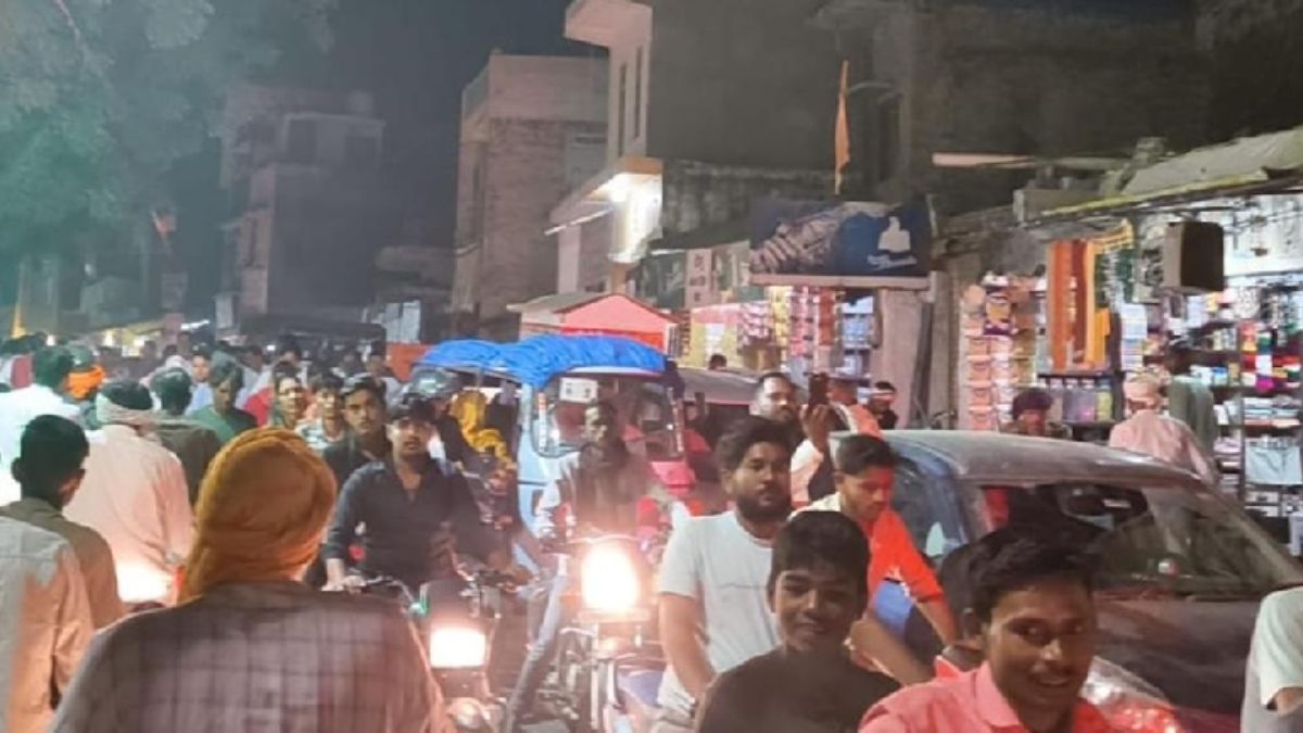 auraiya railway crossing jam trains delayed due to boom failure