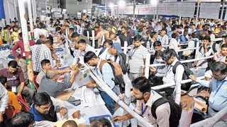 मतदान संपन्न होते ही एएन कॉलेज स्थित स्ट्रांग रूम में ईवीएम लेकर पहुंचे मतदानकर्मी। l जागरण