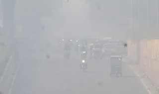 नोएडा सेक्टर-52 के पास शनिवार सुबह 10:30 बजे छाए स्माग के बीच जाते वाहन। फोटो- सौरभ राय/जागरण
