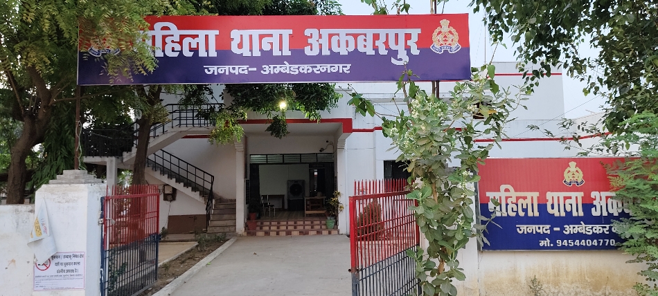 woman thrown out for not paying 10 lakh dowry in ambedkarnagar