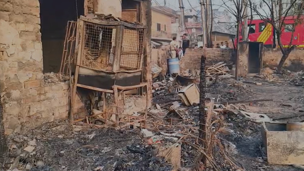 delhi fire one dead one injured in rohini slum fire