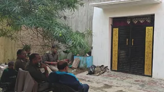छापेमारी के दौरान प्रतापगढ़ के मानिकपुर में कुख्यात गांजा तस्कर राजेश मिश्रा के आवास के बाहर मौजूद पुलिसकर्मी। जागरण